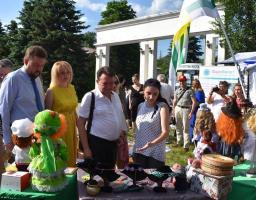У Міжнародний день захисту дітей у Кремінній пройшов фестиваль «Моя мирна Луганщина» та виставка майстрів «Традиції, що єднають». 