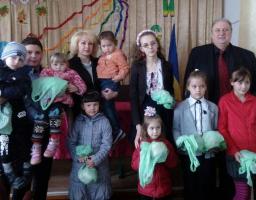 Діти пільгових категорій з усіх міст і районів області отримали дарунки і паски від UUARC