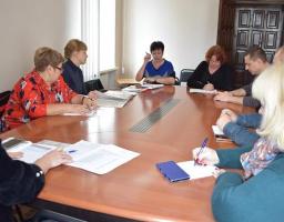 Придбання житла дітям-сиротам обговорили в райдержадміністрації