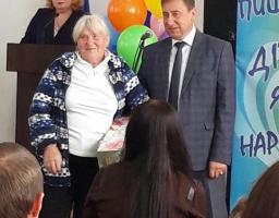 30 вересня Україна відзначає День усиновлення, вшановує усиновлювачів, опікунів, піклувальників, прийомних батьків, батьків-вихователів.