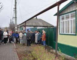 По вулиці Кооперативній міста Кремінна з’явилась пам’ятна дошка Олени Марківни Донцової.