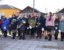 Учасники молодіжного форуму спільно із керівниками району поклали квіти до пам’ятного знаку Героям України.