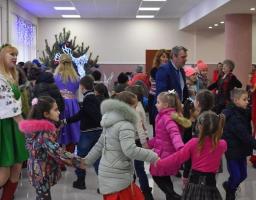 Новорічна ялинка у районному будинку культури зібрала діточок пільгових категорій.