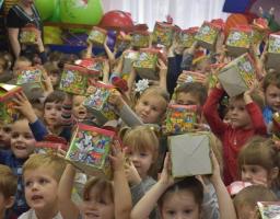 19 грудня керівники району за "дорученням" Святого Миколая вручили подарунки вихованцям дитячих садочків.