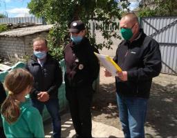 У Кремінському районі фахівці соціальних служб продовжують відвідувати дітей за місцем їх проживання