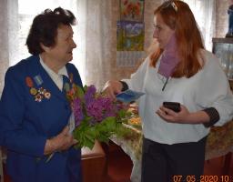 В оселі до ветеранів завітали з привітаннями, піснями і подарунками