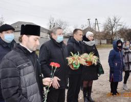 «Забуті помирають  двічі»: У Кремінній пройшов тематичний захід до Дня пам'яті жертв голодоморів