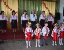 Перший літній місяць на Кремінщині насичений низкою культурних подій, одна з яких - звітні концерти аматорських колективів клубних закладів району. 