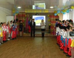 У козацьке коло стали діти та дорослі.