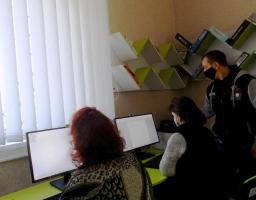 На базі центральної районної бібліотеки продовжує роботу школа комп’ютерної грамотності