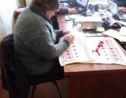 Кремінські майстрині приєднались до Всеукраїнської акції «Рушник єдності»