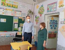 Голова райдержадміністрації продовжує відвідувати заклади освіти
