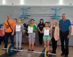 Днями у Сєвєродонецьку пройшов чемпіонат Луганської області з важкої атлетики серед юнаків та дівчат до 17 років та молоді до 23 років.