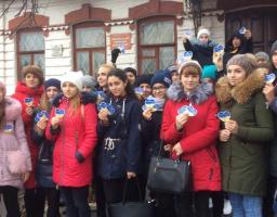 Студенти медичного училища вітали кремінян з Днем Гідності та Свободи.