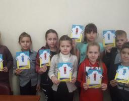 Кремінські школярі підготували для воїнів привітальні листівки та обереги