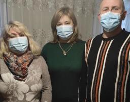 Кремінські медики та соціальні працівники  отримали захисні медичні маски та дезінфікуючі засоби