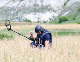 Продовжуються роботи піротехнічних розрахунків ДСНС України на Луганщині з розмінування місцевості