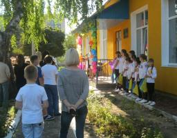 Сьогодні у відремонтованому будинку дитячої творчості Кремінської районної ради пройшла перша урочиста лінійка. 