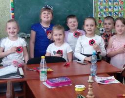 Україна вшановує пам'ять полеглих у Другій світовій війні з європейським та, водночас, традиційним українським символом – квіткою маку.