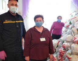 До Кремінського територіального центру продовжують надходити продуктові набори і товари повсякденного користування.