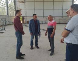 Голова райдержадміністрації ознайомився із ходом будівництва спортивної зали Кремінської ЗОШ № 2