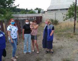 Соціальні працівники відвідують родини, в яких проживають вихованці інтернатних закладів