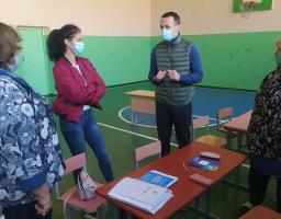 Голова райдержадміністрації відвідує виборчі дільниці, утворені на території Кремінського району