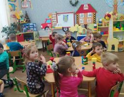 Одним із синонімів слова свято  є  подарунки