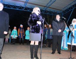 19 грудня на центральній площі Кремінної запалала новорічними вогниками головна ялинка району. 