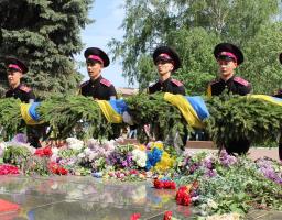 Урочистий мітинг, покладання гірлянди Слави, виставка військової техніки – у Кремінній пройшли урочистості з нагоди відзначення 73 – ї річниці перемоги над нацизмом у Другій світовій війні.  